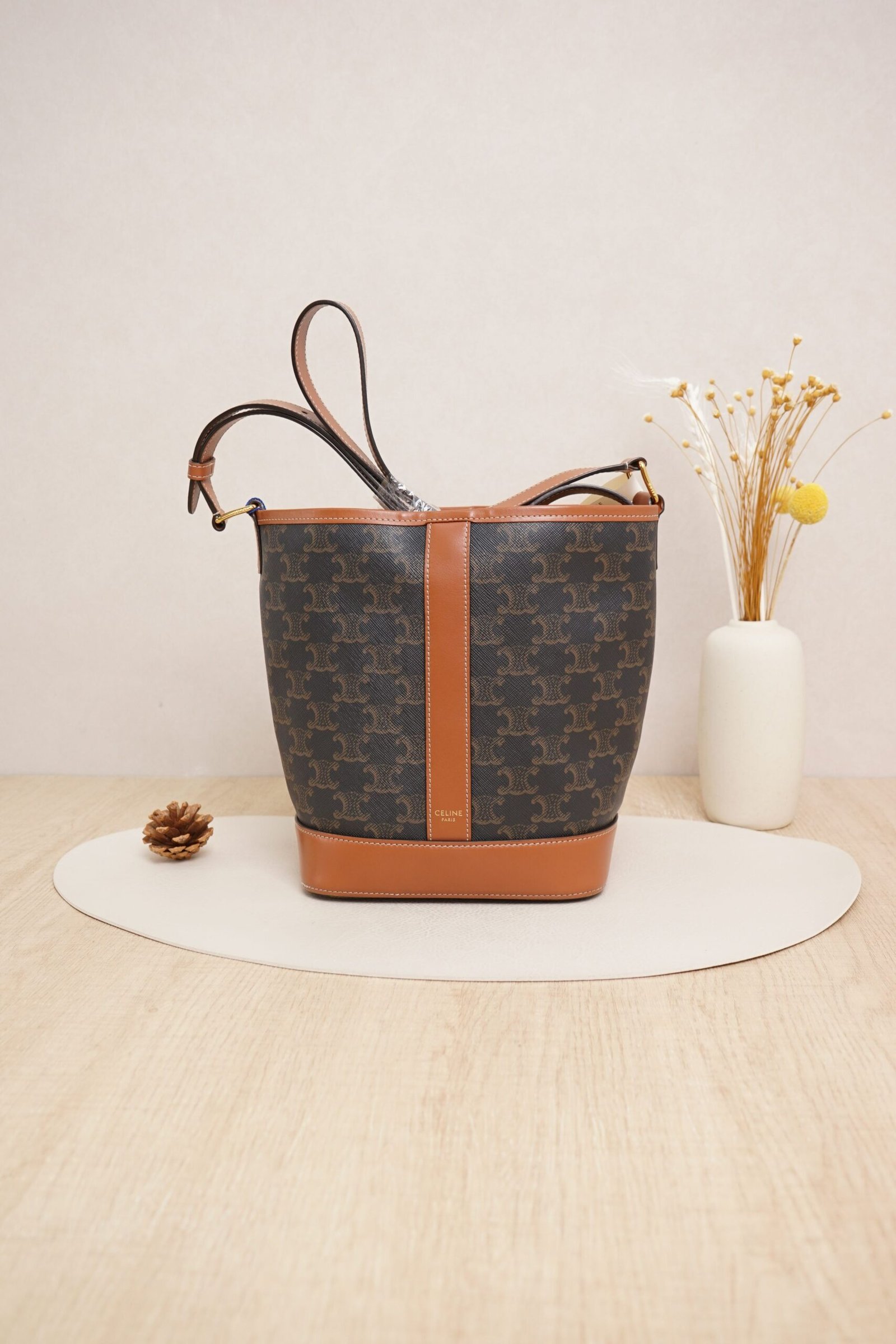 20251014103624979_17809 CELINE Small Bucket Bag in Triomphe Canvas with Black Calfskin Trim - Image 1