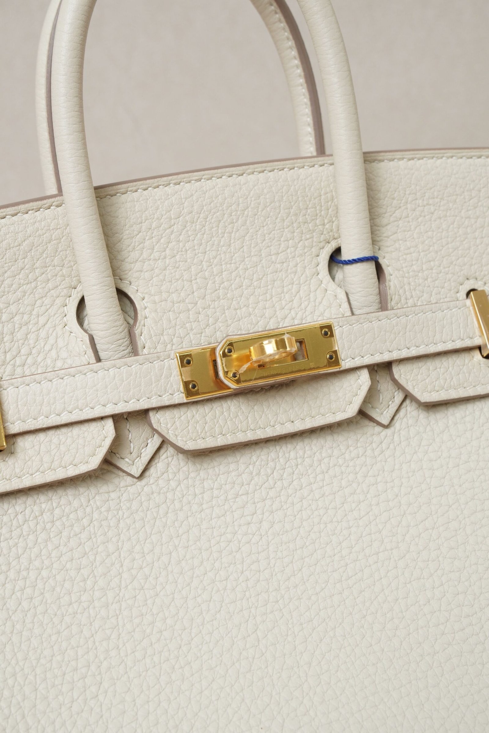 Close-up side view of a Hermès Birkin 25 handbag in Nata Togo leather with gold hardware