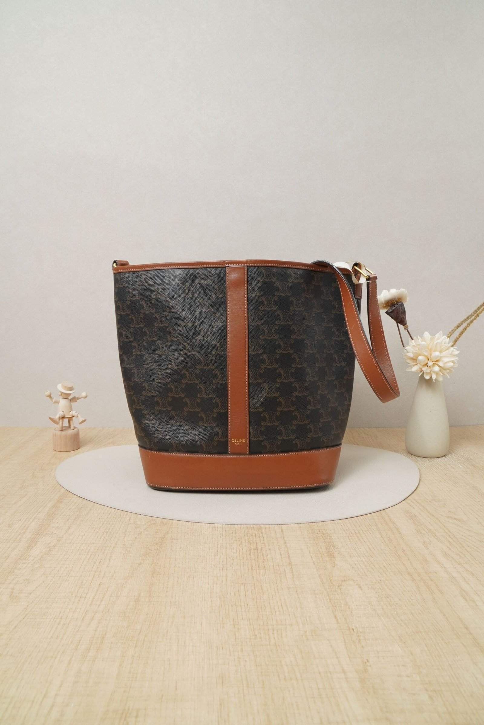 20251027111016541_16424 CELINE Medium Bucket Bag in Triomphe Canvas with Calfskin Trim - Image 1