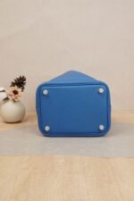 Hermès Picotin Lock 18 Bleu Grece Togo Leather with Gold Hardware (Y Stamp) - Image 4