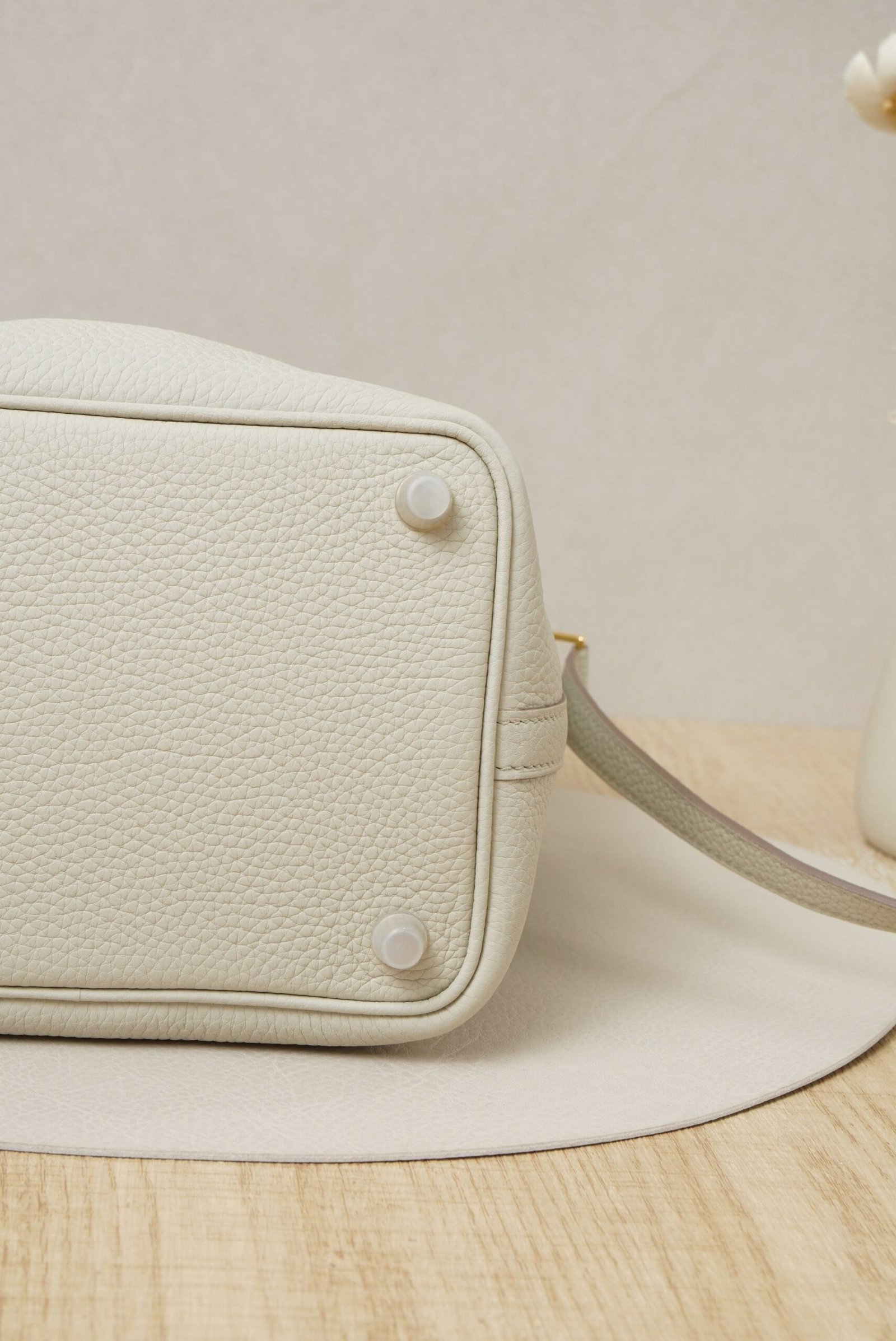 Hermès Picotin Lock 18 handbag in Nata Clemence leather with gold hardware and ostrich leather handle