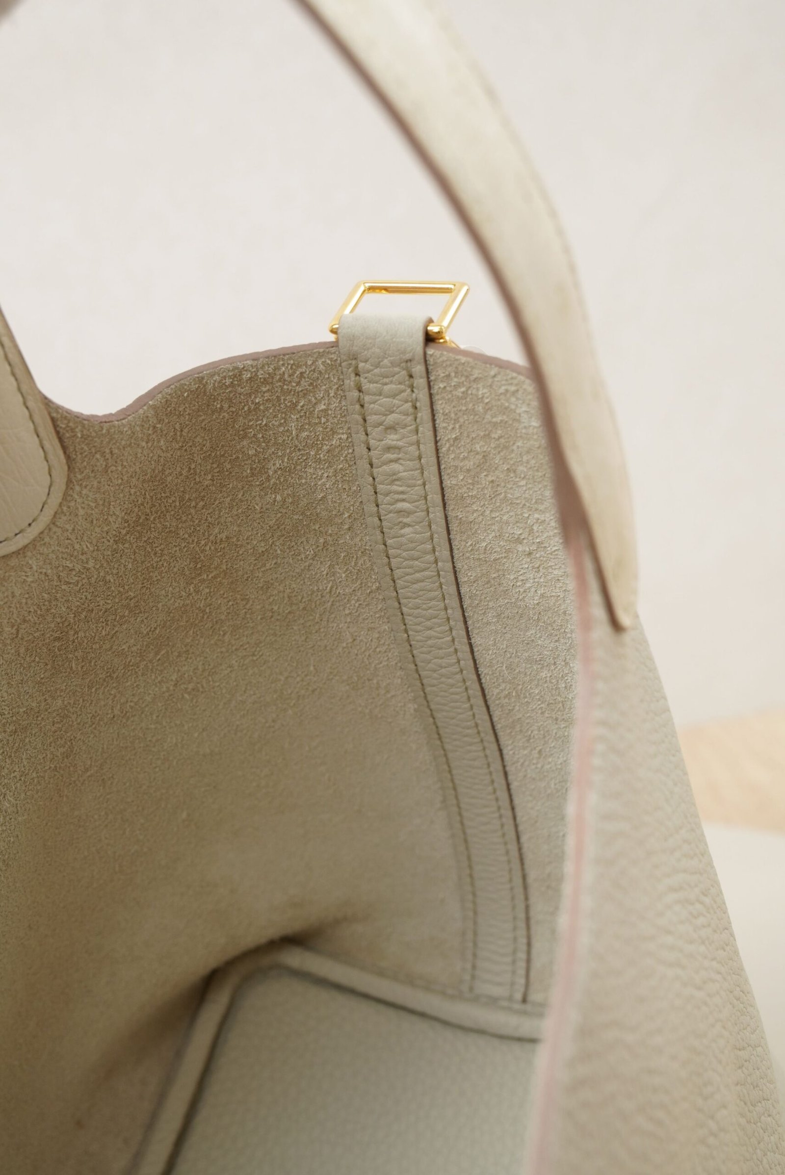 Hermès Picotin Lock 18 handbag in Nata Clemence leather with gold hardware and ostrich leather handle